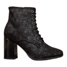 Kylie Botas amarradas em um poste preto