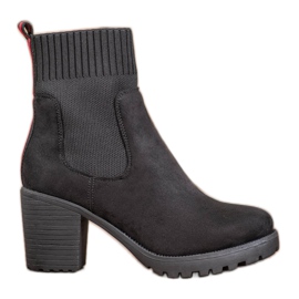 Erynn Botas Calças Chelsea em um post preto