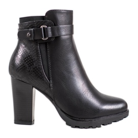 Super Mode Botas elegantes em uma postagem preto