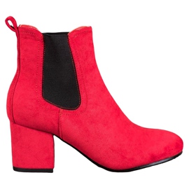 Bestelle Botas deslizantes em um poste vermelho