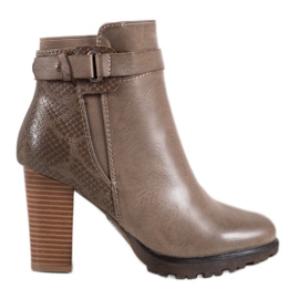 Super Mode Botas elegantes em uma postagem castanho