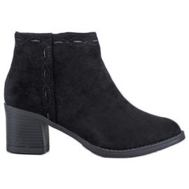 Kylie Botas pretas em um poste preto