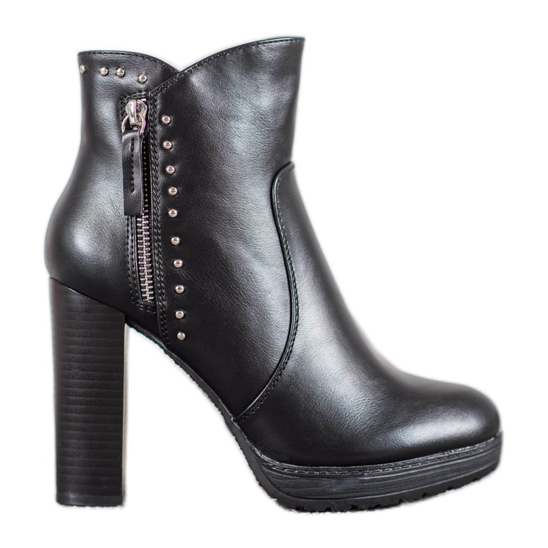 Kayla Botas em uma postagem preto