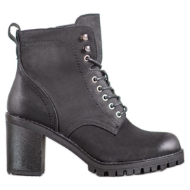M.Daszyński Botas amarradas em um poste preto M.Daszyński Botas amarradas em um poste preto