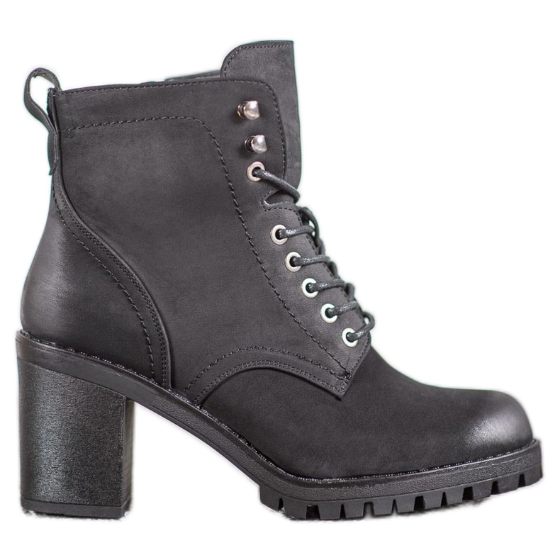 M.Daszyński Botas amarradas em um poste preto