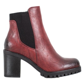 M.Daszyński Botas confortáveis em um poste vermelho M.Daszyński Botas confortáveis em um poste vermelho