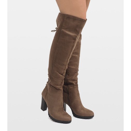 Taupe botas isoladas em um post N503 cinza