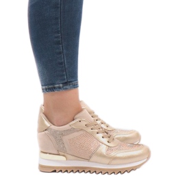 Tênis dourado na cunha G-125