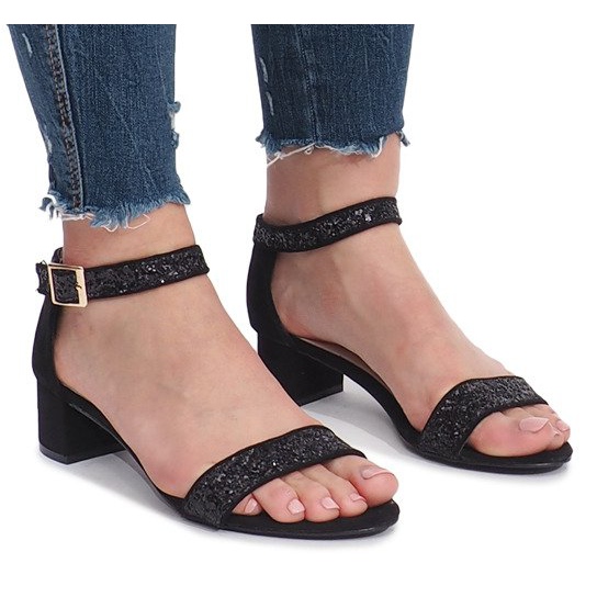 Sandálias pretas no posto de Montana preto