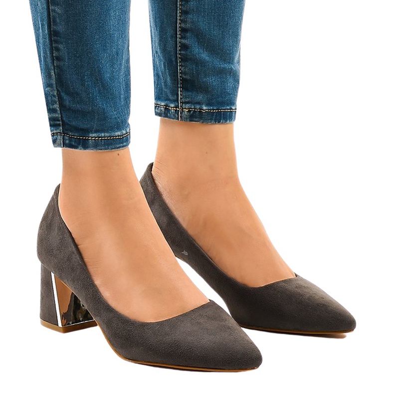 Bombas de camurça cinza no pilar L439