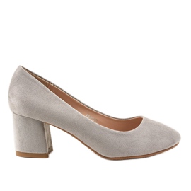 Bombas de camurça cinza no posto FM1089