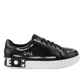 Tênis preto decorado com tachas G272