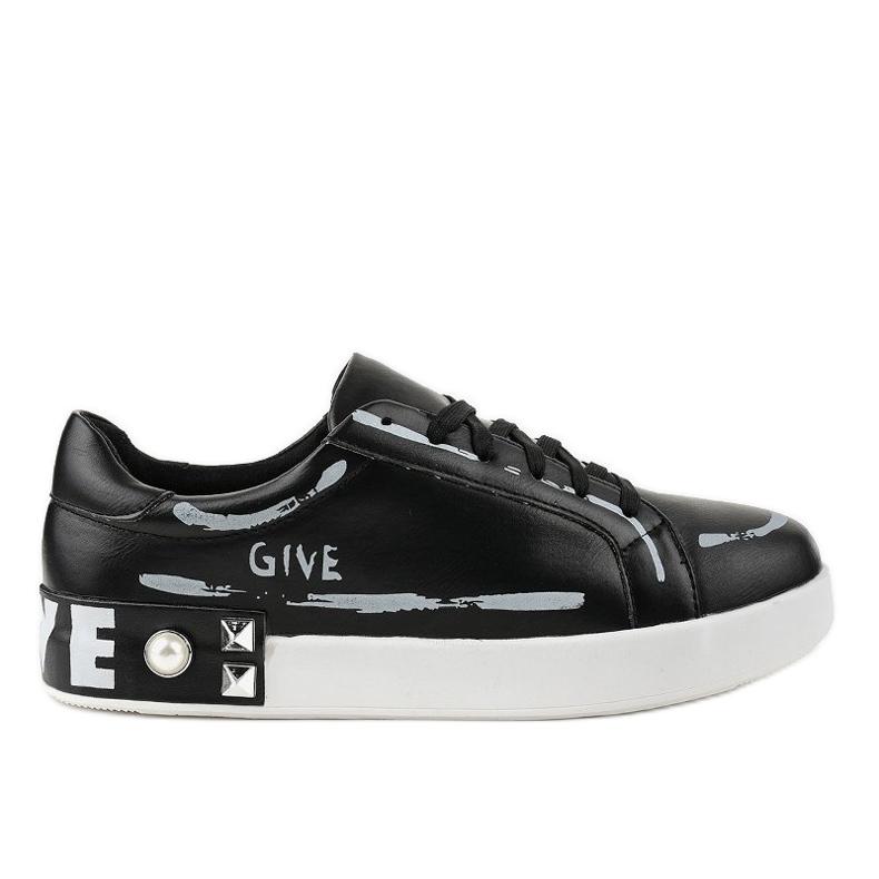 Tênis preto decorado com tachas G272