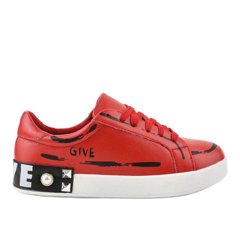 Tênis vermelho decorado com tachas G272
