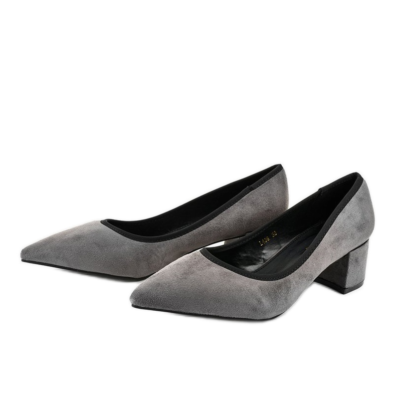 Bombas de camurça cinza no pilar L436 amarelo