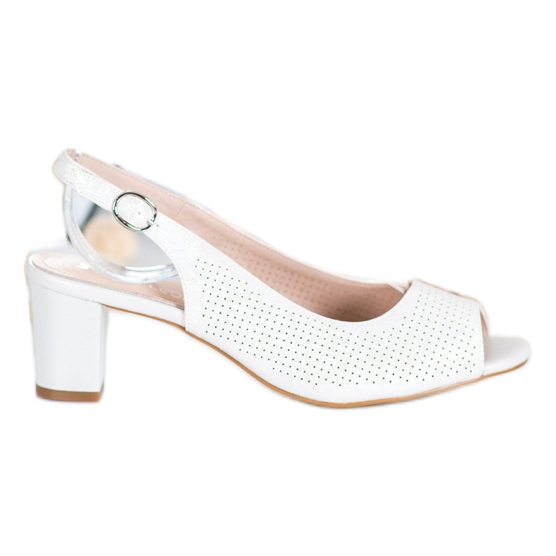 Sergio Leone Sandálias a céu aberto em um bar branco