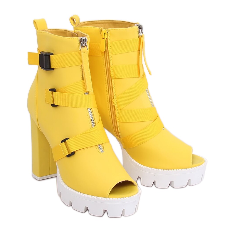 Botas abertas em uma plataforma amarela NS123P Yellow amarelo