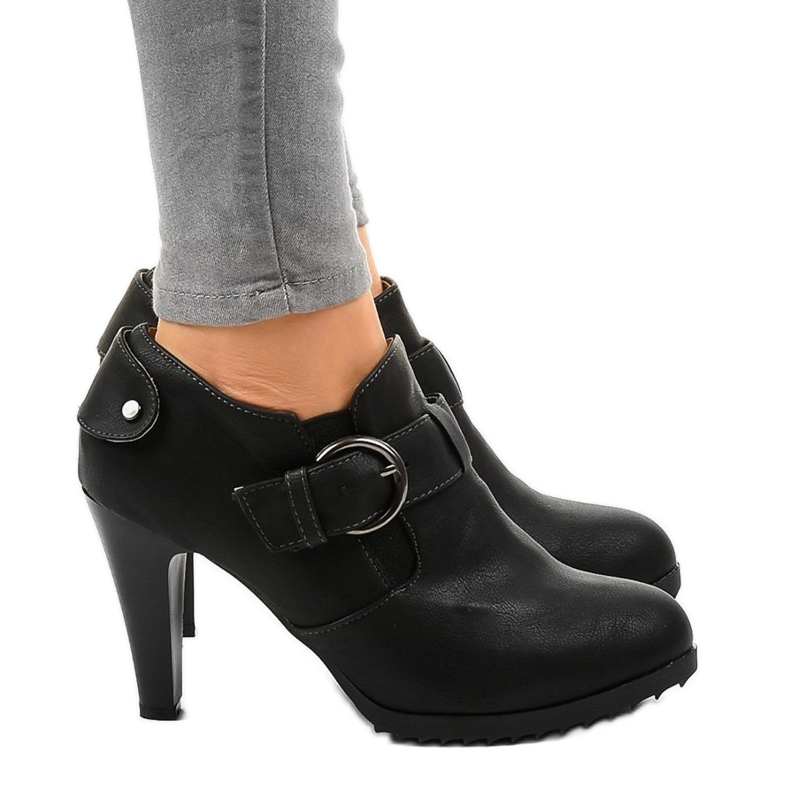 Botins pretos com fivela A-25A