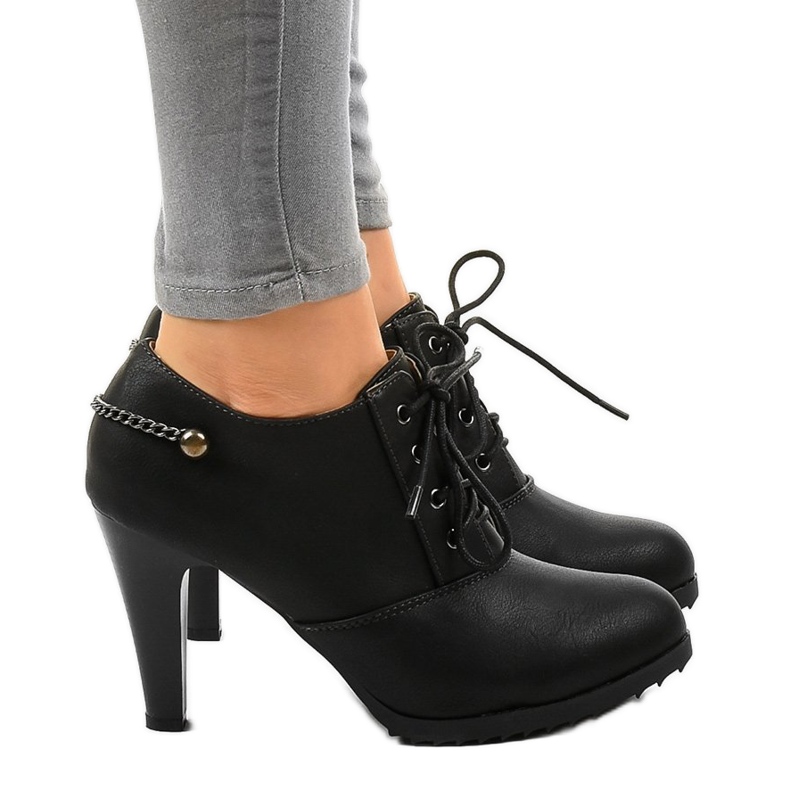 Botins pretos com fivela A-24A