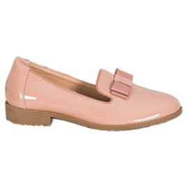 Fama Lordes lacados com um arco marrom