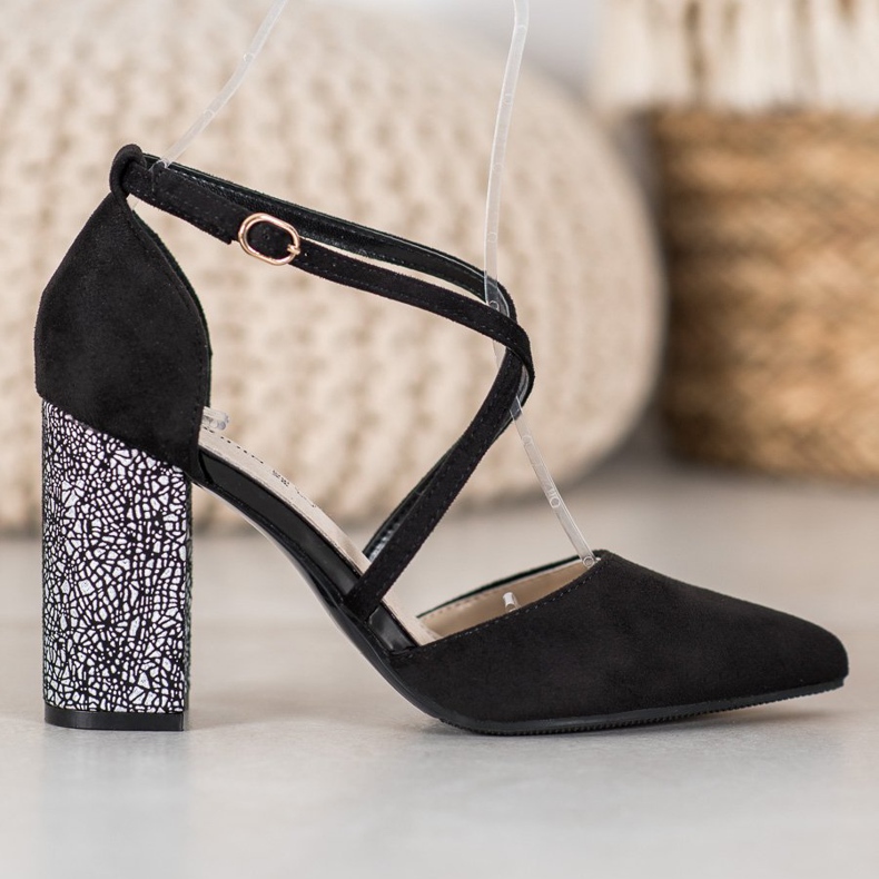 Goodin Bombas elegantes em um pilar branco preto