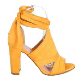 Seastar Sandálias amarradas em um poste amarelo Seastar Sandálias amarradas em um poste amarelo