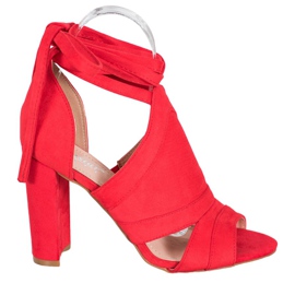 Seastar Sandálias amarradas em um poste vermelho