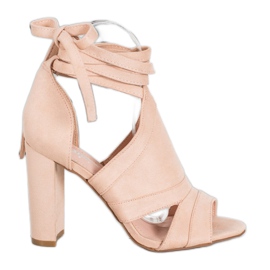 Seastar Sandálias amarradas em um poste bege