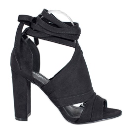 Seastar Sandálias amarradas em um poste preto