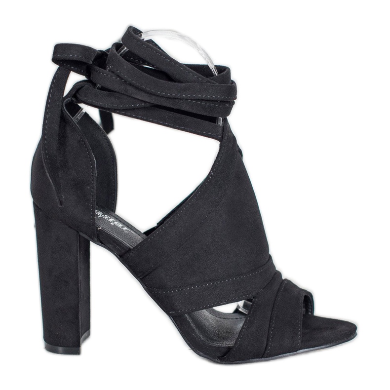 Seastar Sandálias amarradas em um poste preto