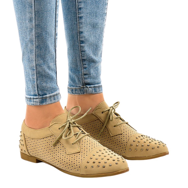 Sapatos bordados bege com tachas MJ1125