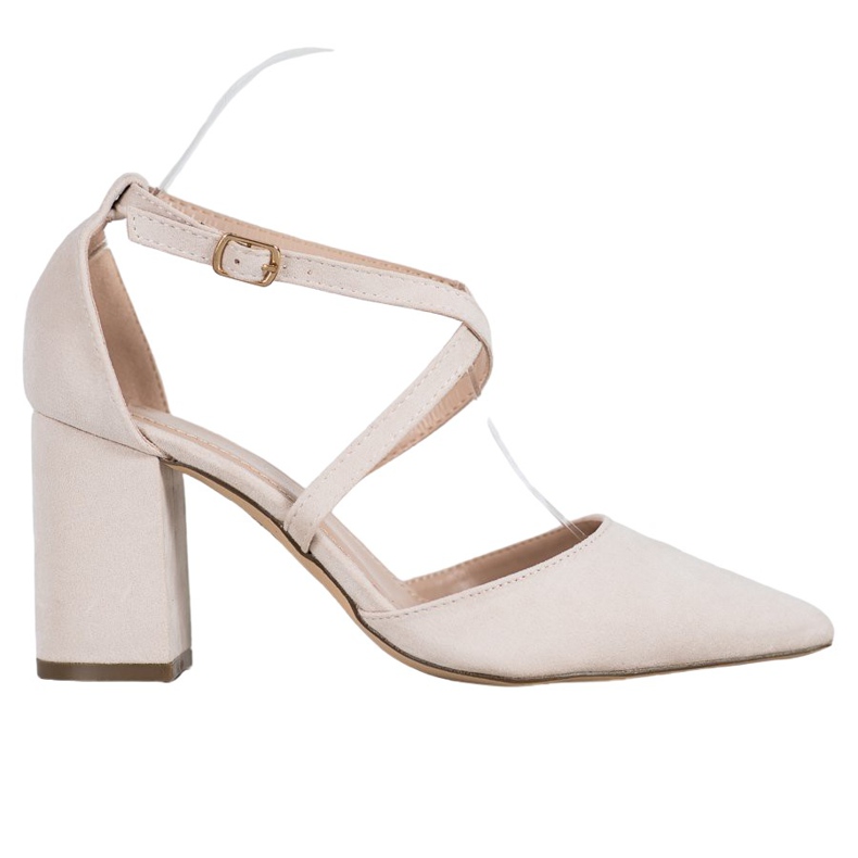 Diamantique Bombas em um pilar castanho