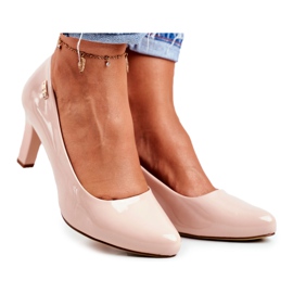 Bombas femininas Sergio Leone Varnished em uma postagem bege nua