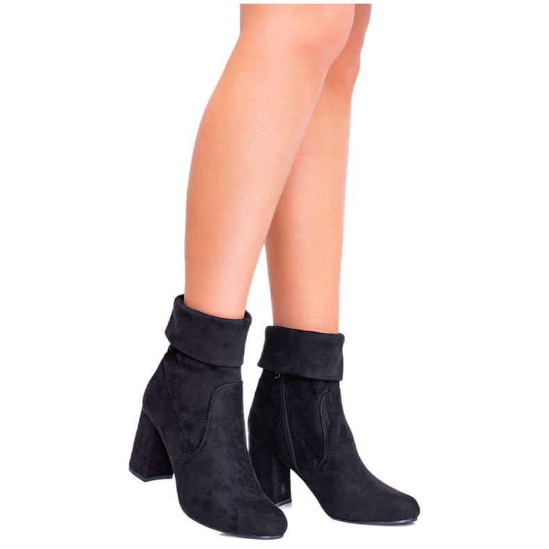 EVE Botas femininas de camurça preta em um post do Dharma preto