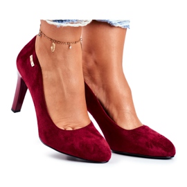 Bombas femininas de camurça cor de vinho em um bar Sergio Leone Campbell vermelho