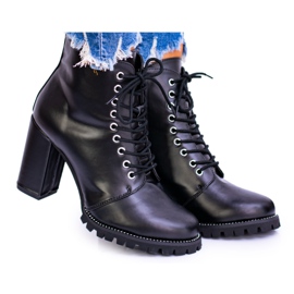 Botas pretas de Lu Boo em um post com strass Halsey preto Botas pretas de Lu Boo em um post com strass Halsey preto