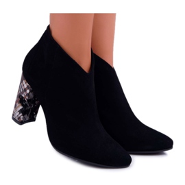 Botas pretas elegantes de camurça em um poste Laura Messi 2047 preto