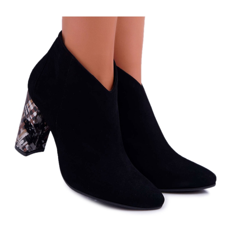 Botas pretas elegantes de camurça em um poste Laura Messi 2047 preto