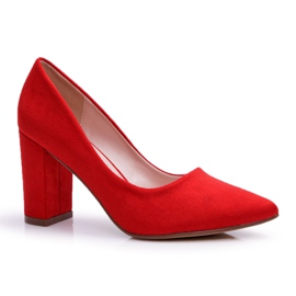 Bombas femininas no pilar de camurça vermelha vermelho