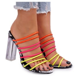 FRGIV Chinelos femininos em um post slip no Multikolor Dubai multicolorido