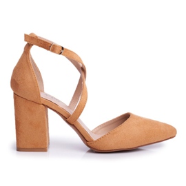 PS1 Bombas femininas no calcanhar no tráfego de camelos do Spitz marrom