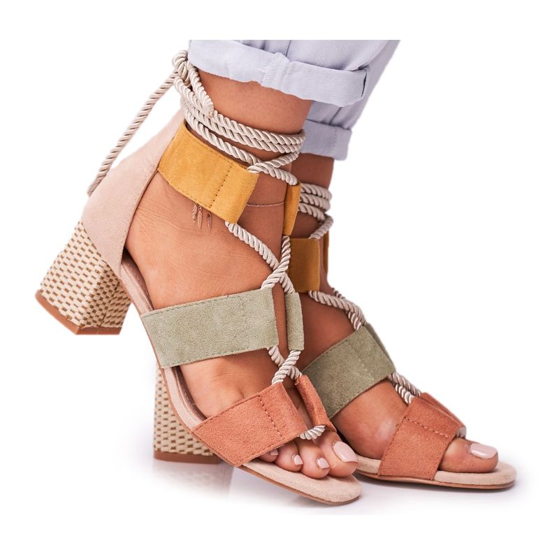 Bellucci Sandálias femininas com salto em camurça Beckie colorida castanho multicolorido