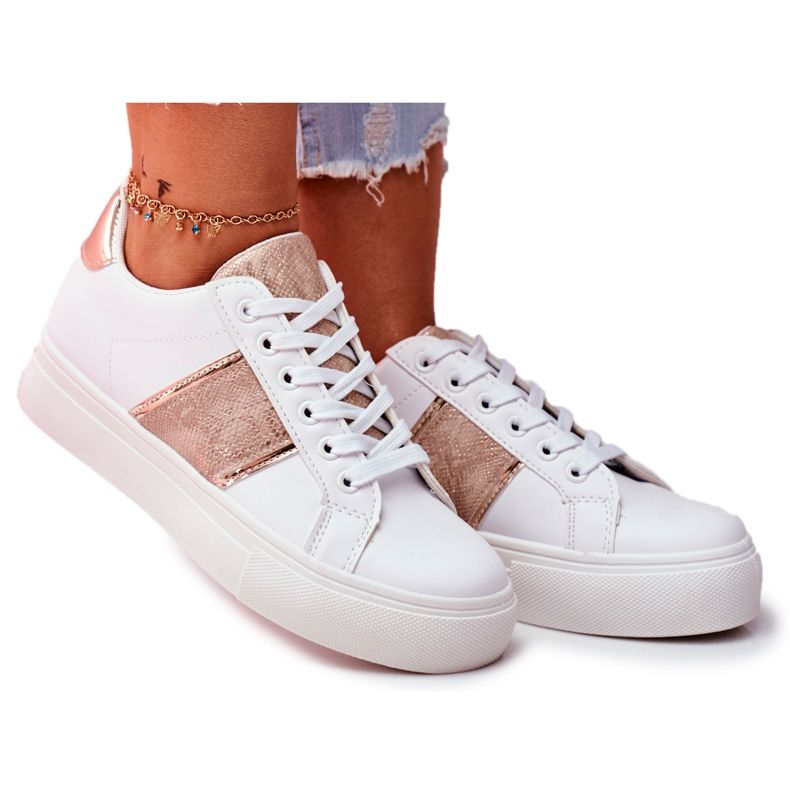 Calçados esportivos femininos brancos e dourados continuam em alta