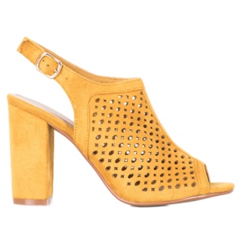 Weide Sandálias a céu aberto em um bar amarelo