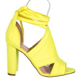 Seastar Sandálias amarradas em um poste amarelo