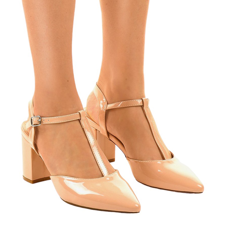 Bombas bege no pilar D85-17 Bombas bege no pilar D85-17