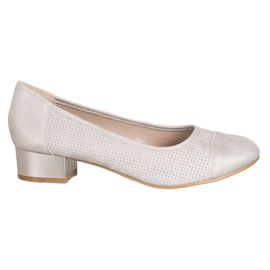 Goodin Bombas a céu aberto em um pilar dourado