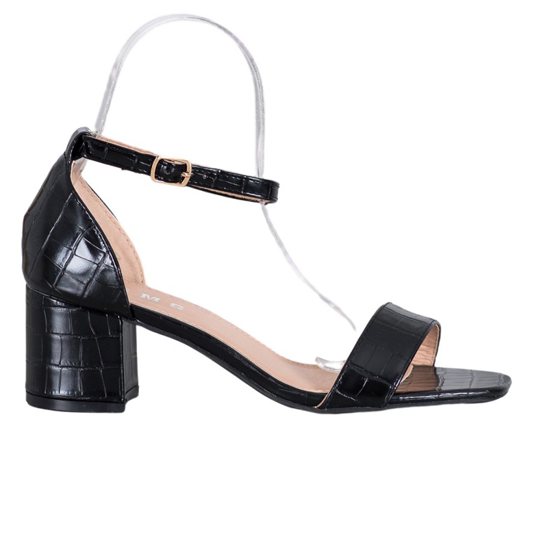 SHELOVET Sandálias casuais em um bar preto