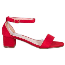 Small Swan Sandálias vermelhas em um bar vermelho Small Swan Sandálias vermelhas em um bar vermelho