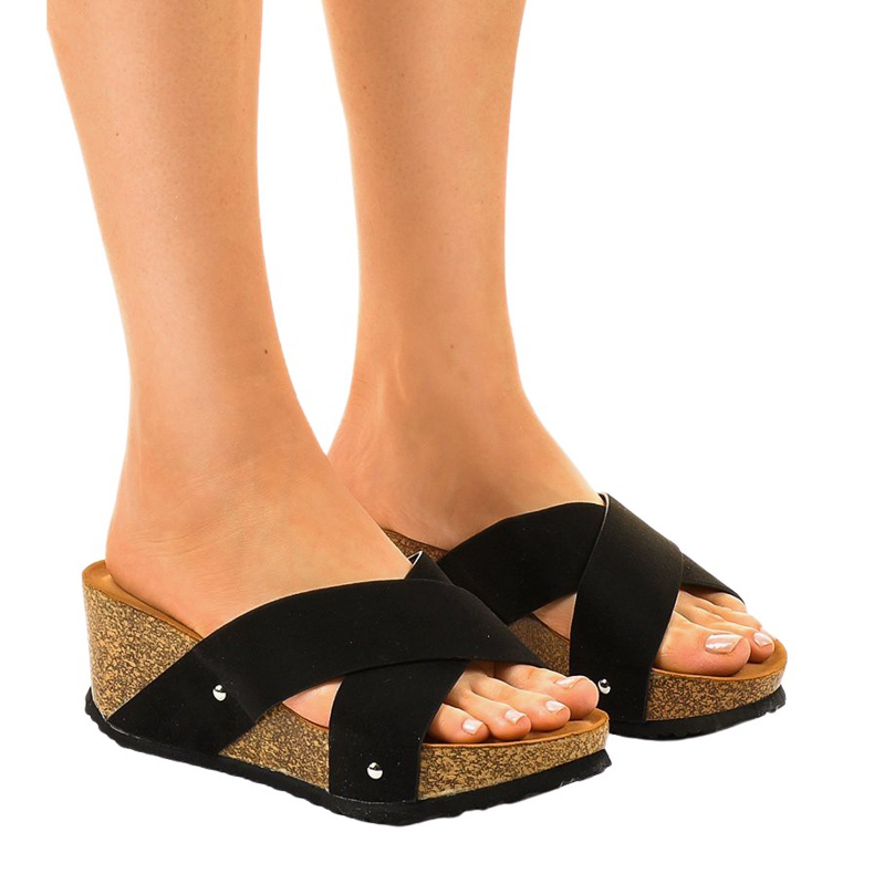 Chinelos GU53 pretos na cunha